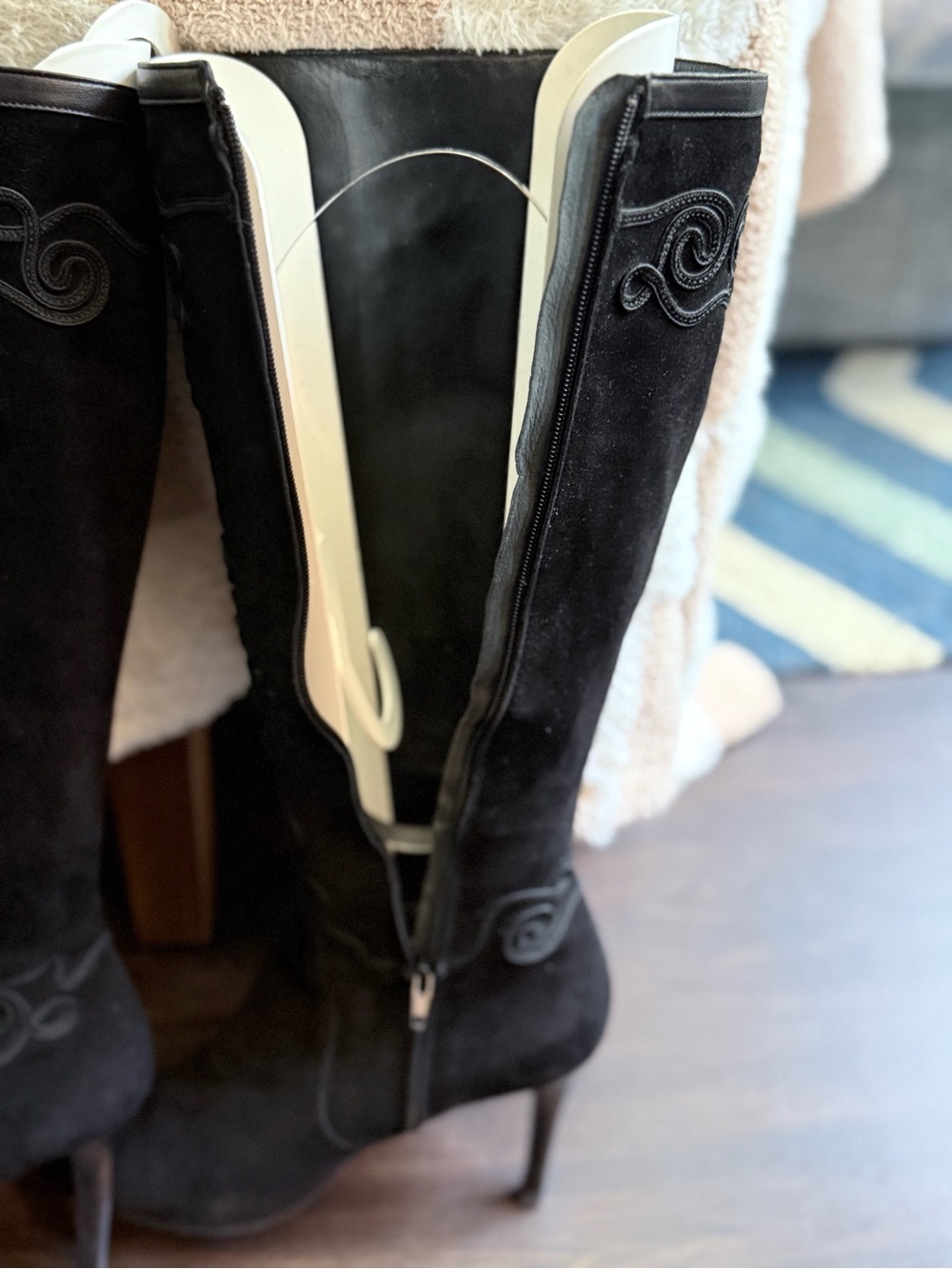 Gunmetal Black Suede Embroidered Knee High Boots Pointed Toe Heels Women’s 7.5 B - Picture 3 of 6